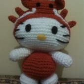 Hello Kitty disfrazada de dragon