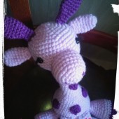 Jirafa morada amigurumi
